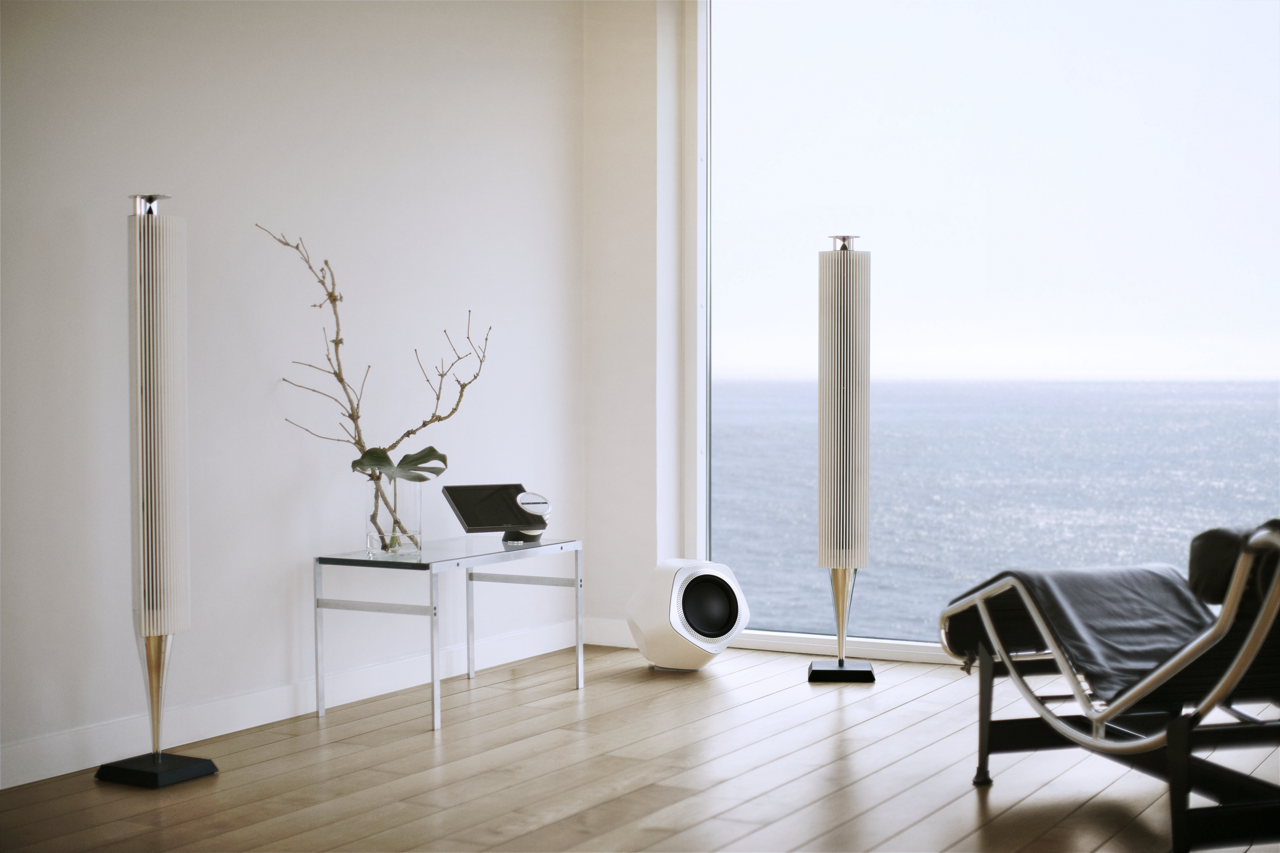 Beolab 19 en blanc avec une paire de Beolab 18 dans un intérieur