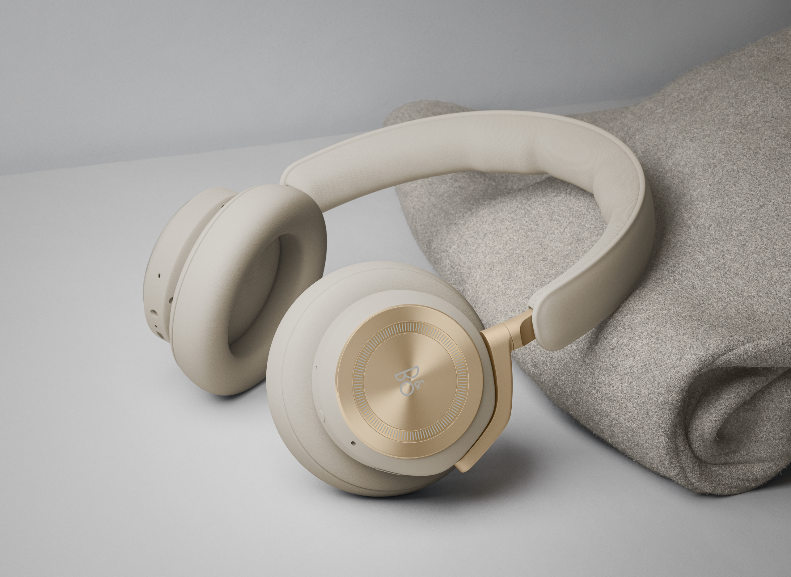 Beoplay HX en ton doré posé sur une table