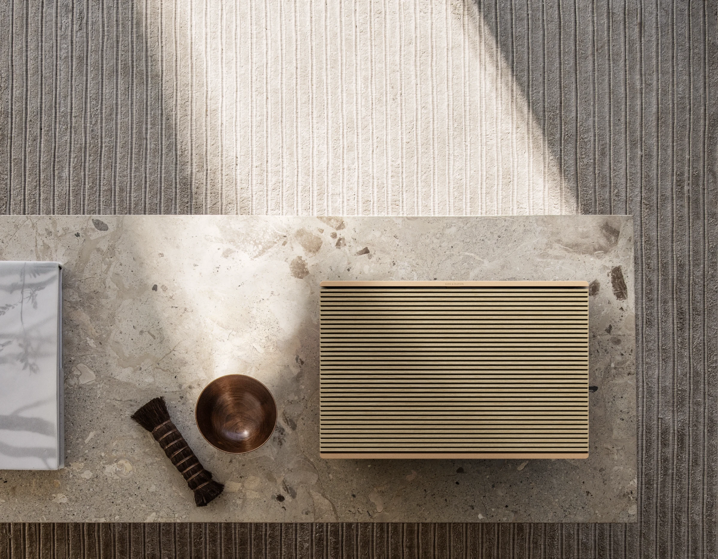 Beosound Level gold tone light oak