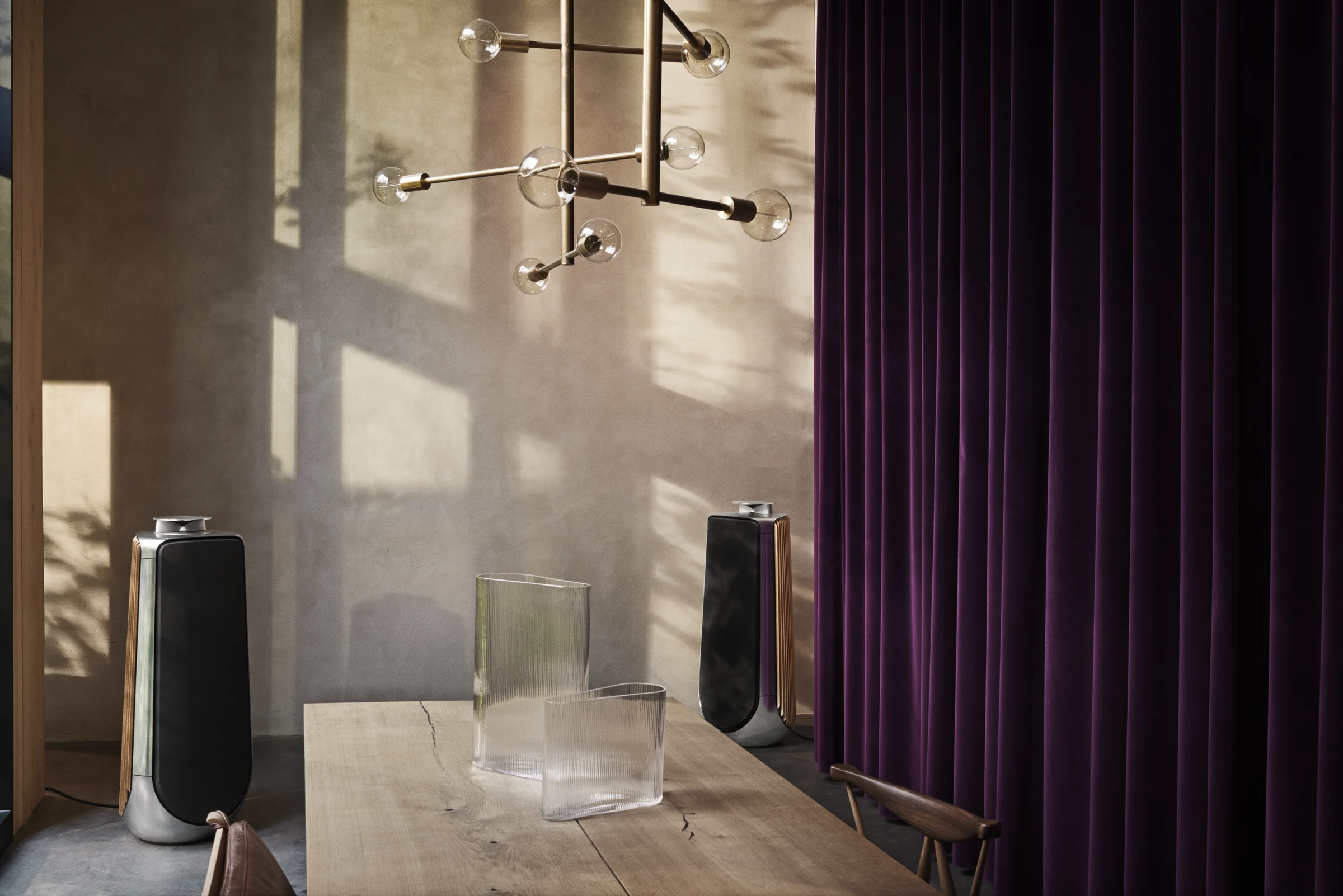 Beolab 50 black, natural et oakwood dans un intérieur