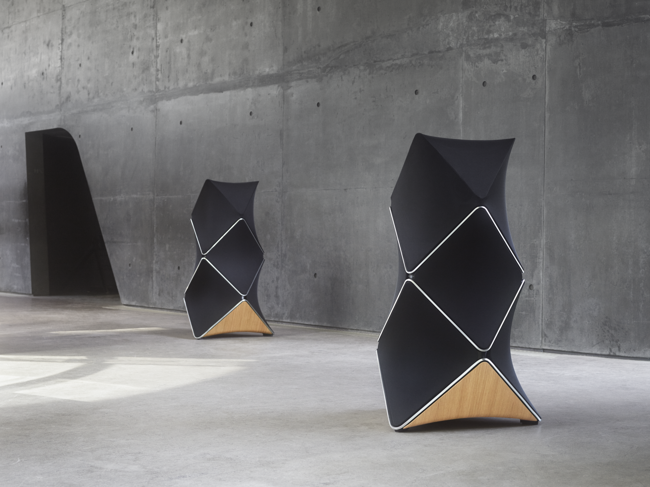 Paire de Beolab 90 de couleur noir, avec couronne en argent et panneau bois de chêne dans une pièce