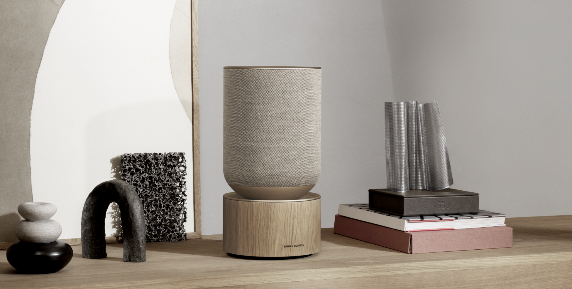 Beosound balance avec pied en chêne et tissu beige dans un intérieur