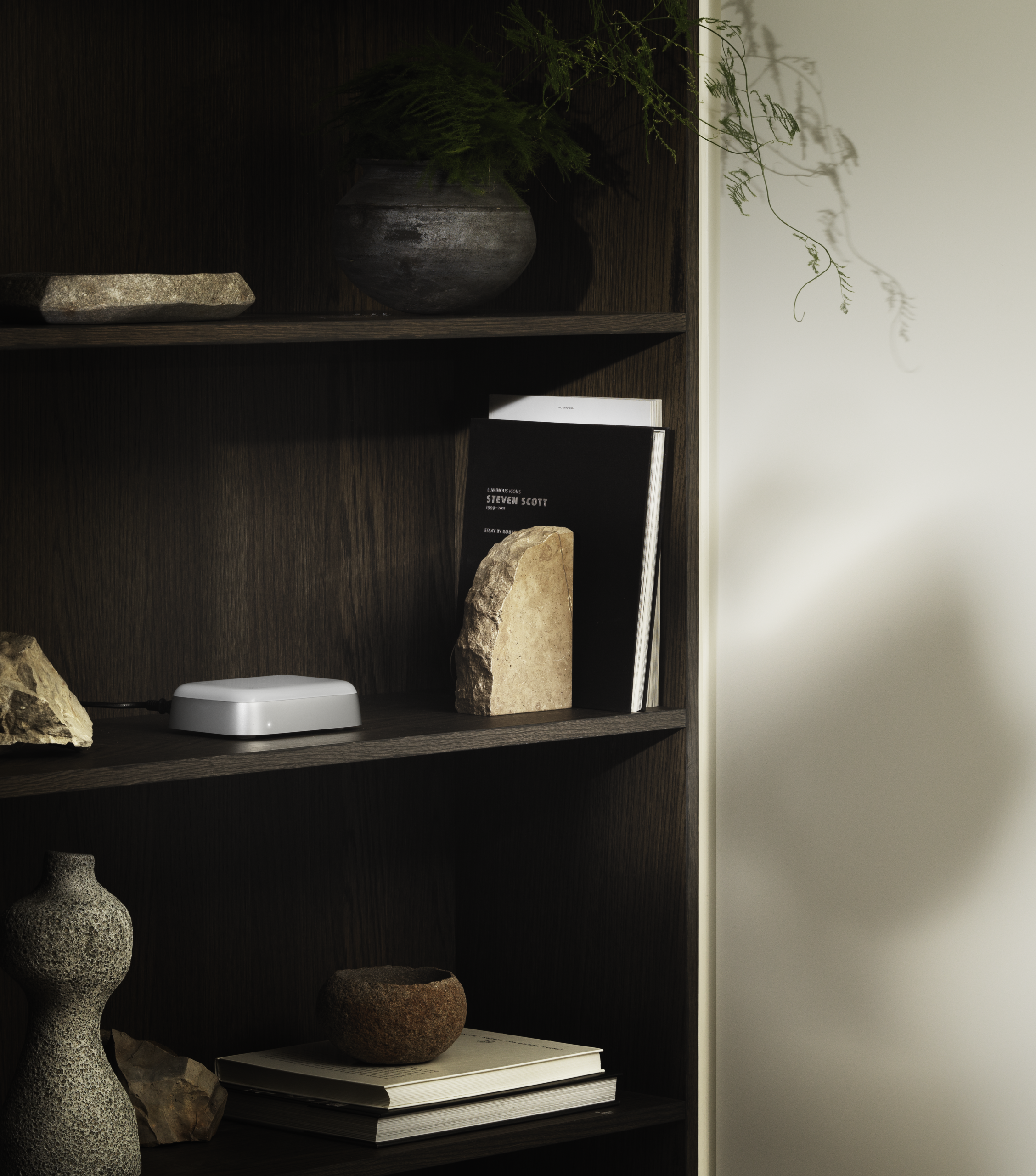 Beoconnect Core en aluminium posé sur une étagère dans une maison moderne