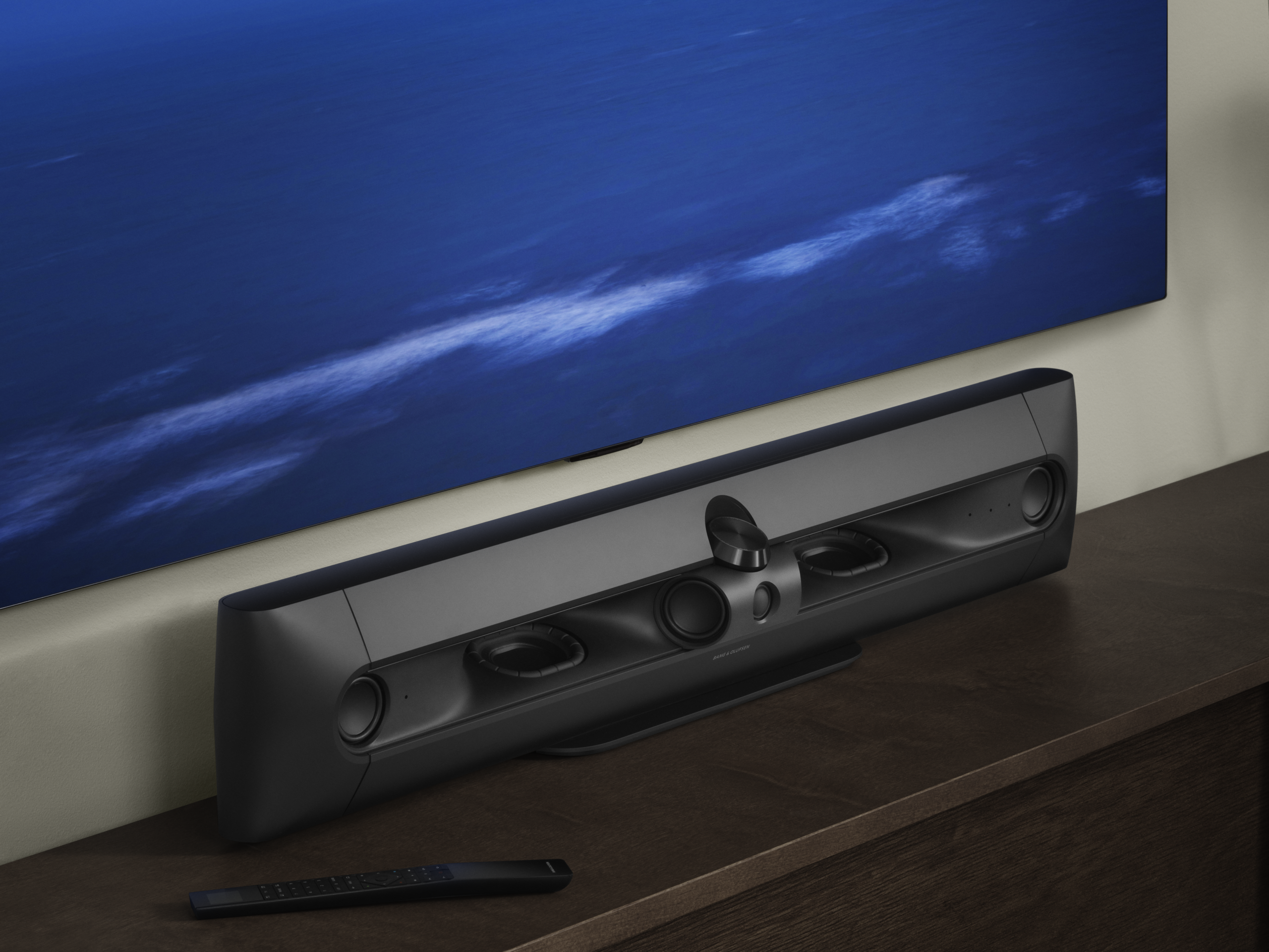 Beosound Premiere black anthracite posé sur un meuble TV